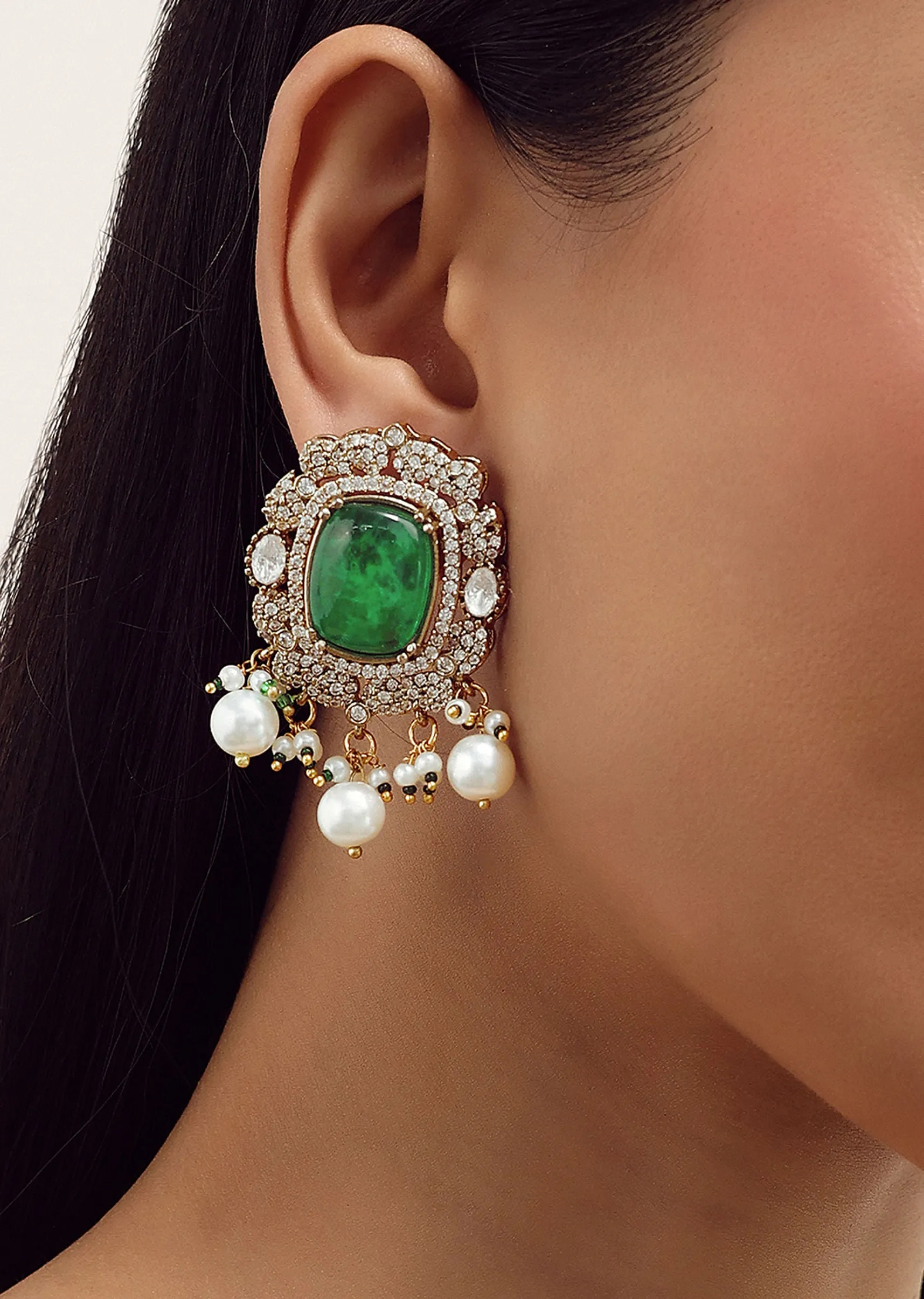 Gold Finish Necklace Set With Emerald Stone In Mix Metal