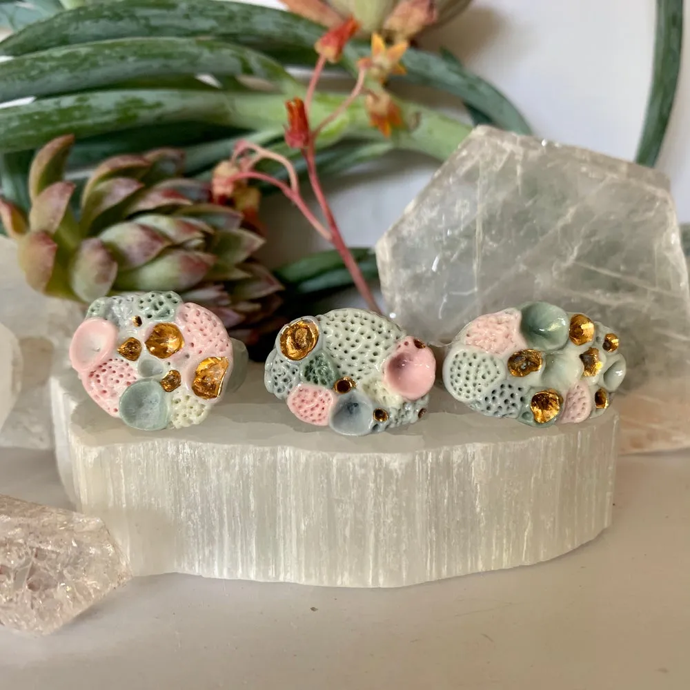 One green /pink/ grey with gold rock coral ring